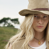 Rose med diamant på silkehalskæde, forgyldt