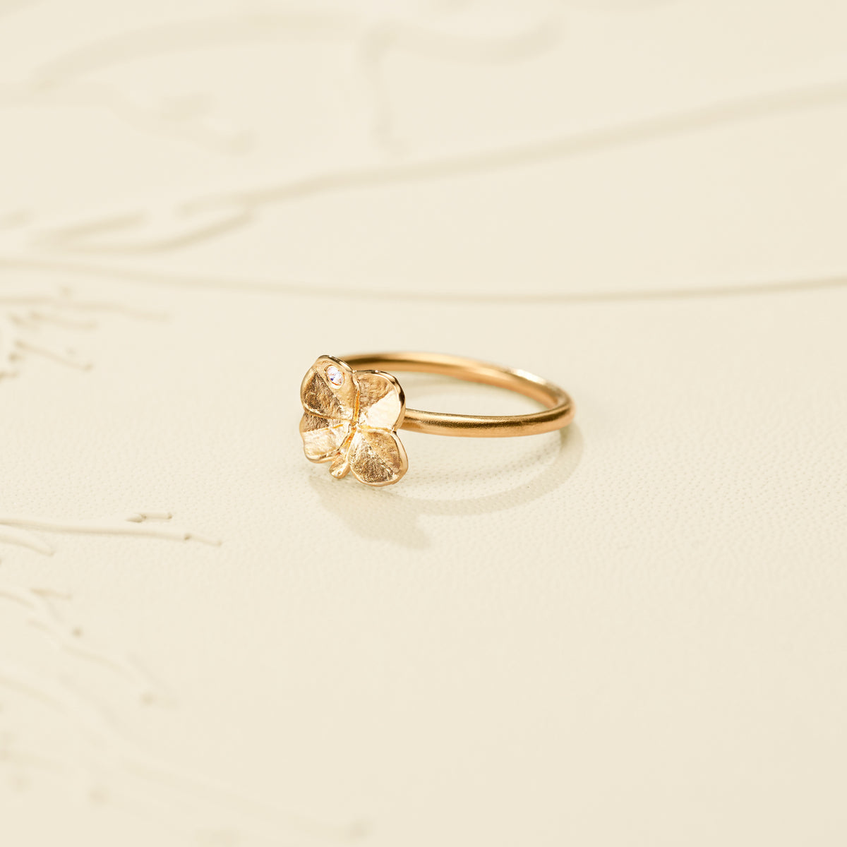 Firkløver ring 18 karat guld med naturlig diamant