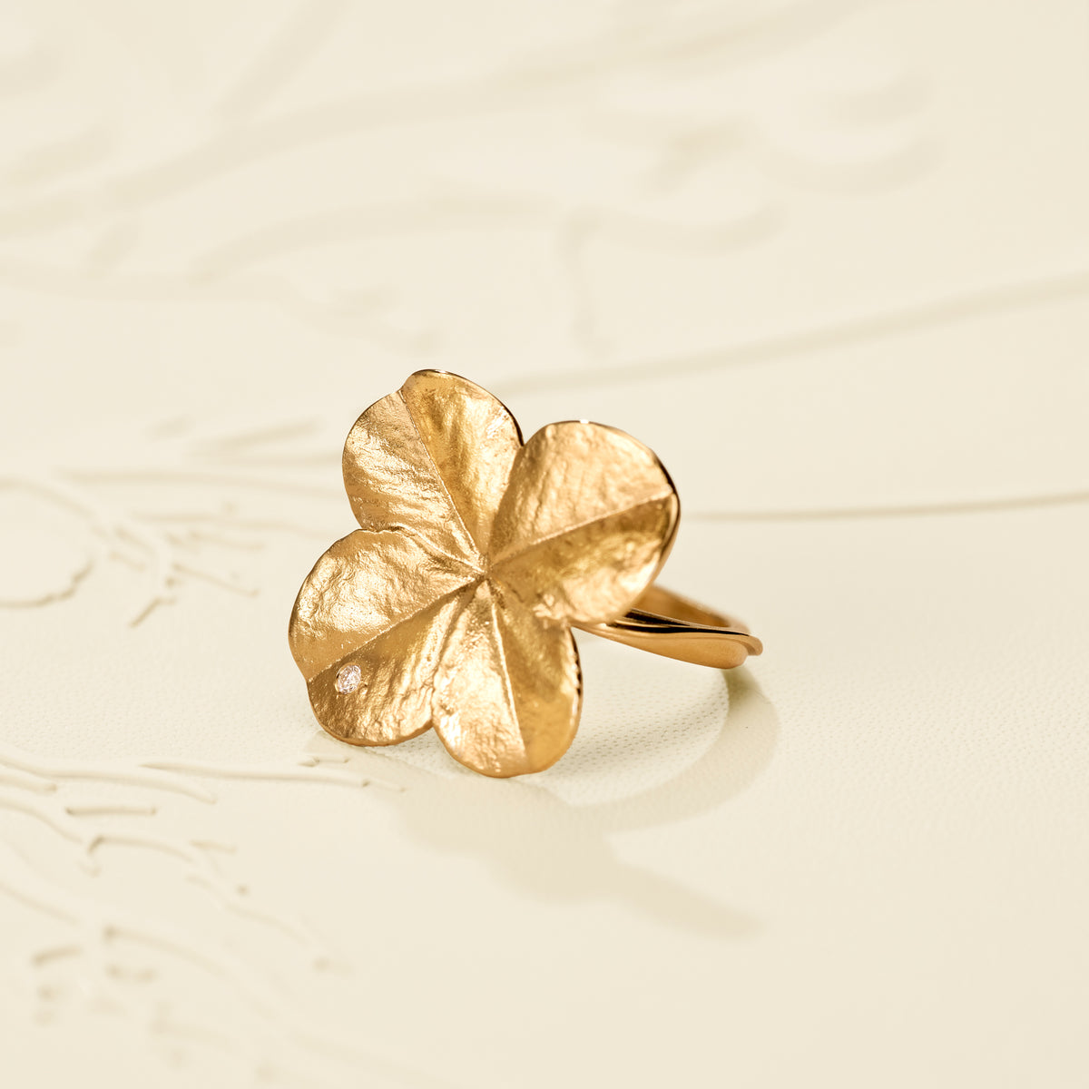 Firkløver Statement ring 18 karat guld med naturlig diamant