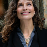 Rose med diamant på silkehalskæde, forgyldt