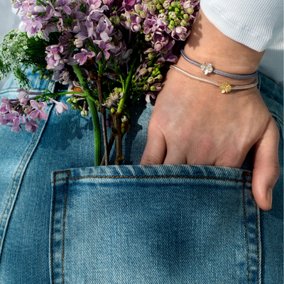 Firkløver silkearmbånd blåt, sølv