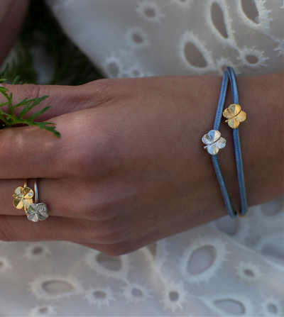Firkløver silkearmbånd blåt, forgyldt