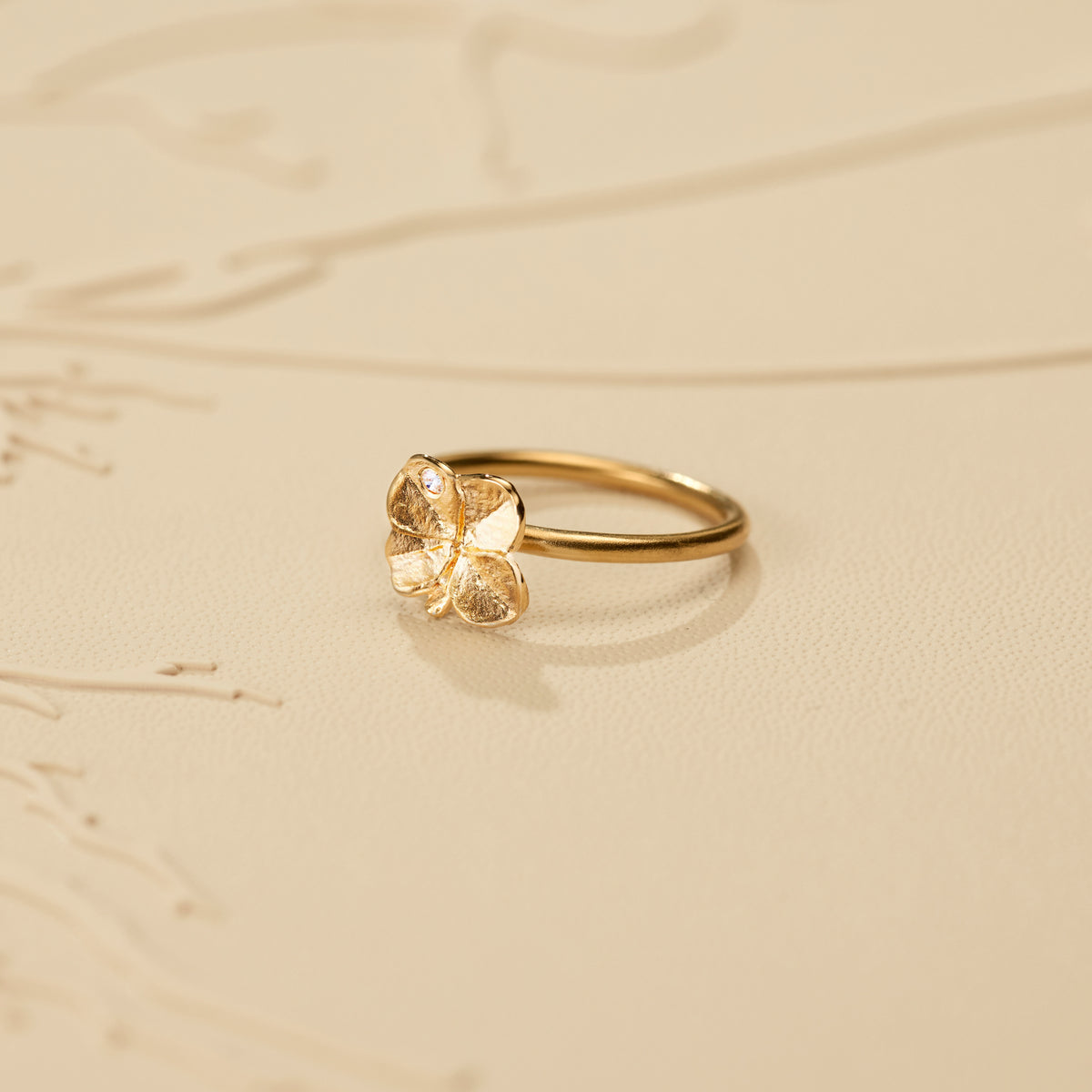 Firkløver ring 18 karat guld med naturlig diamant
