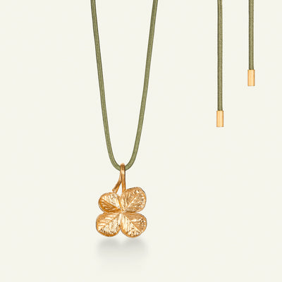 Firkløver vedhæng med diamant og silkesnor, forgyldt