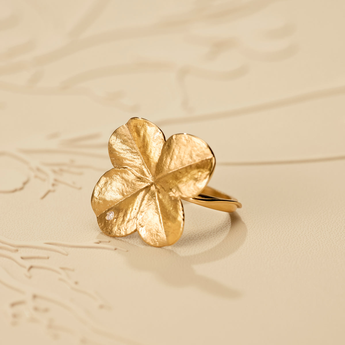 Firkløver Statement ring 18 karat guld med naturlig diamant