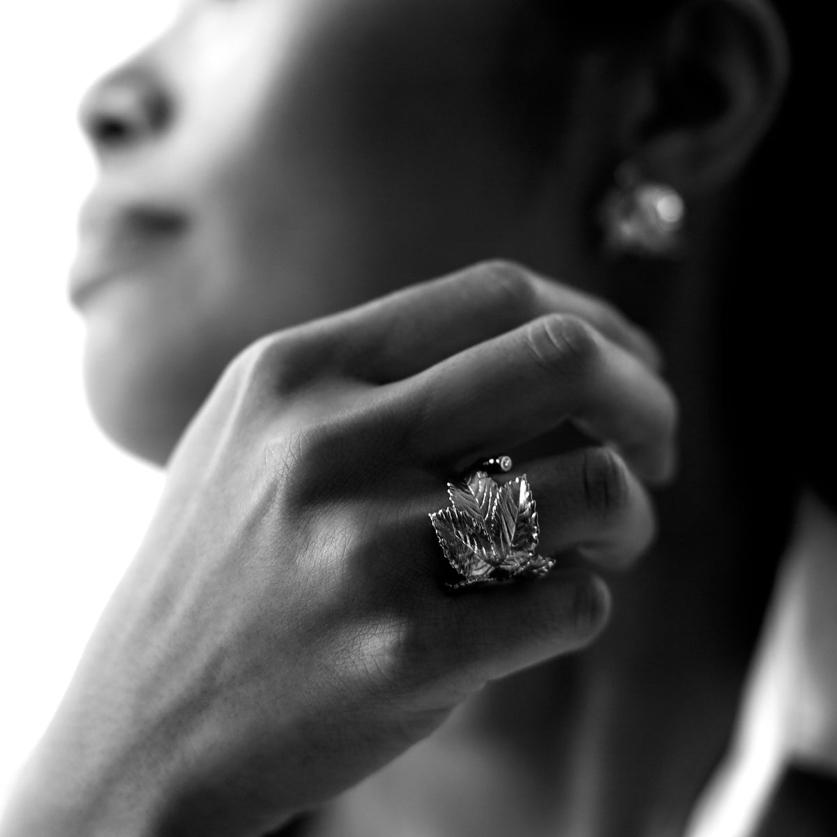Rosenblad statement ring med diamant, sølv