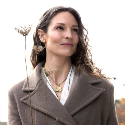 Firkløver vedhæng med diamant og silkesnor, forgyldt