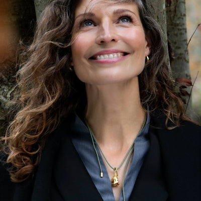 Rose med diamant på silkehalskæde, forgyldt