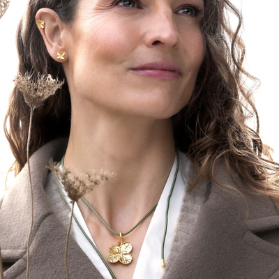 Firkløver vedhæng med diamant og silkesnor, forgyldt