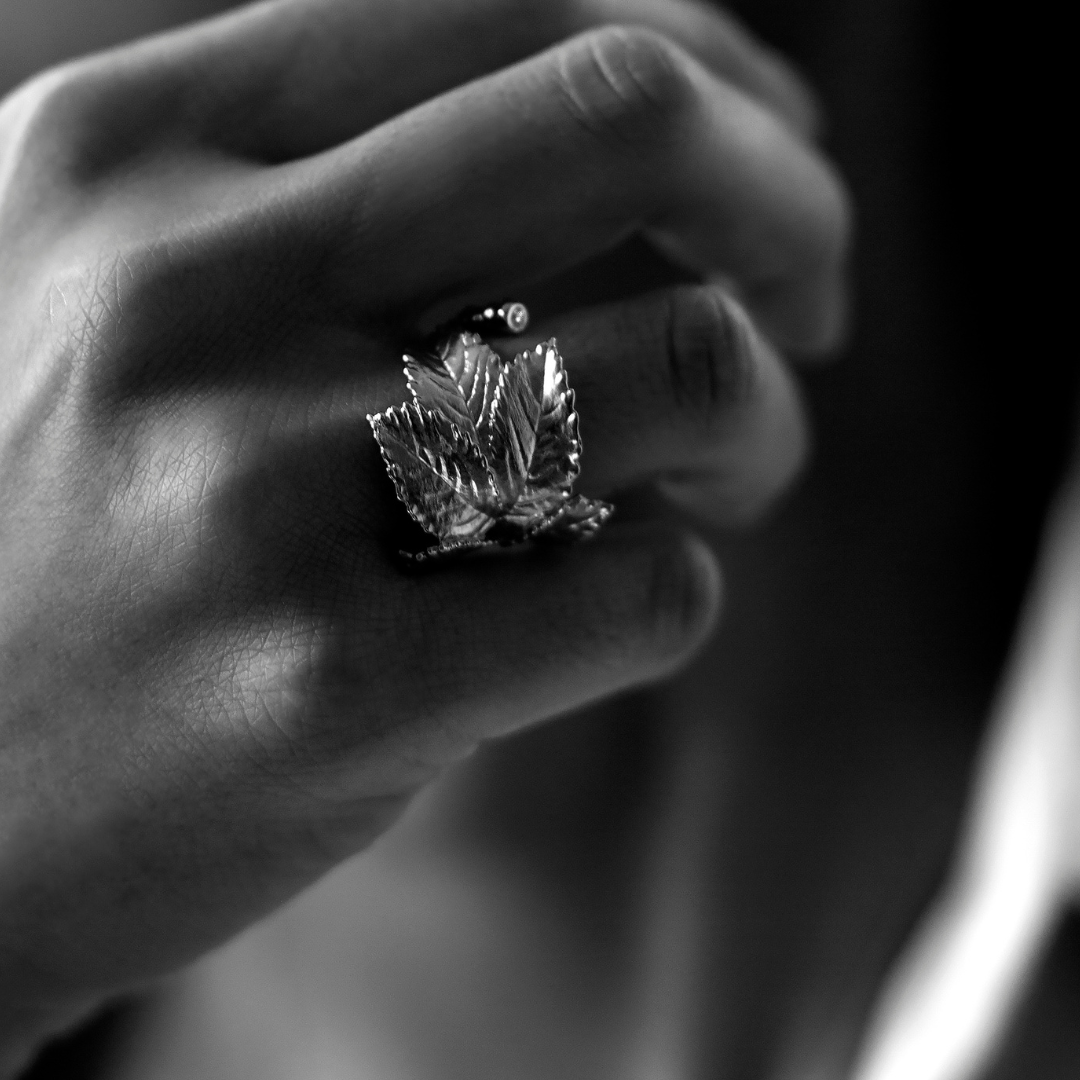 Rosenblad statement ring med diamant, sølv